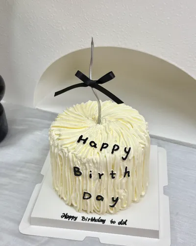 1个4寸白色裱花写字生日蛋糕